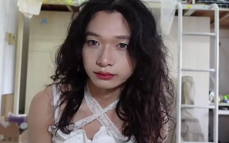 长发男生女装大佬今天是有点廉价感的小白裙