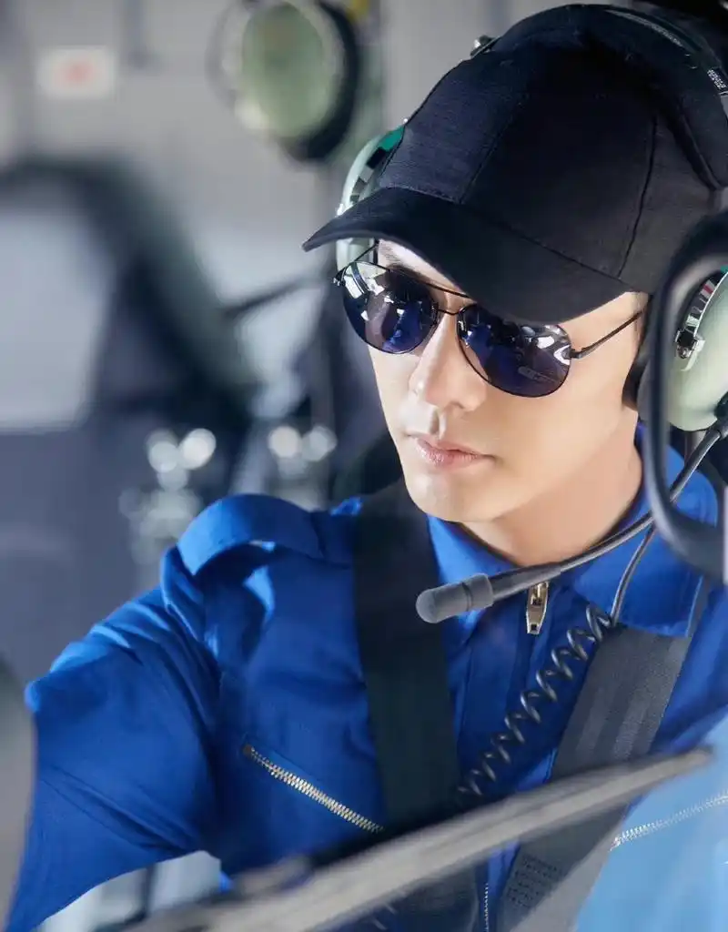 最近看陈伟霆新剧照亮你,每一套消防员造型都好帅!