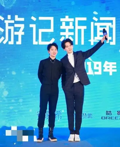 45岁钟汉良同框小12岁杨幂,一个像少年,一个穿1万长靴好抢眼_时分