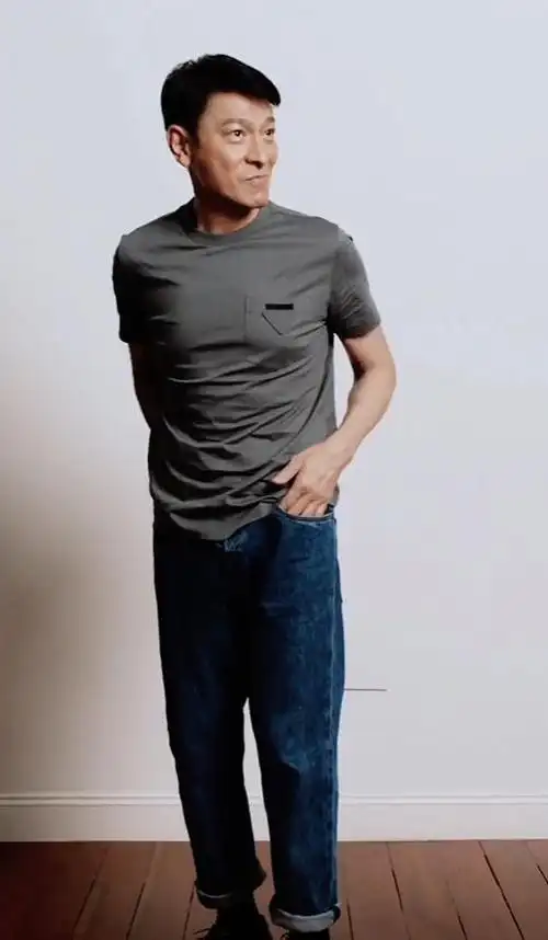 60岁刘德华穿一身奢侈品!胸肌鼓起全身紧实,身上一件外套近2万