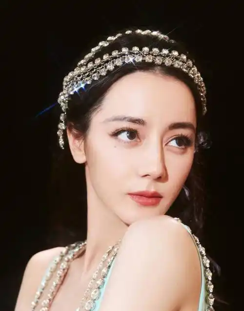 迪丽热巴一身浪漫淡蓝色的水晶钻镶钻长裙,宛如出水的美人鱼