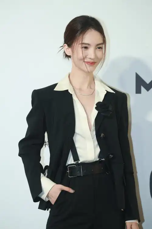 金晨深v真空西装造型绝美 活动现场露迷人甜笑