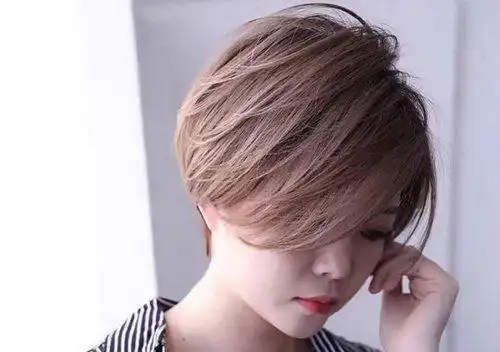 女生露耳朵的超短刘海短发烫发发型,可以将鬓角的头发做成碎发,有前后