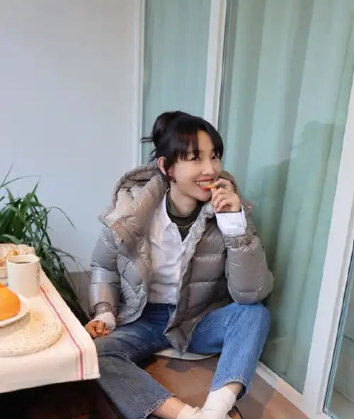 白百合才是秋冬女性的穿衣榜样码住她的穿搭很美很自然