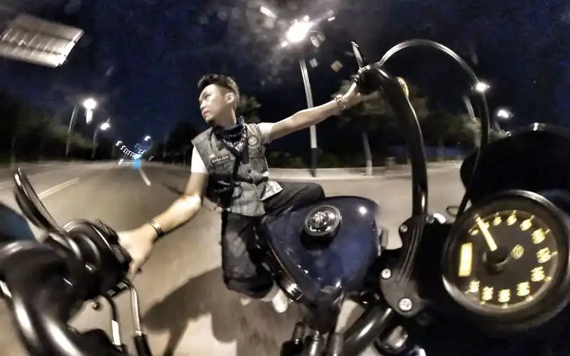 【大鬼的摩托】晚上骑哈雷和小伙伴去断头路练练绕桩压弯