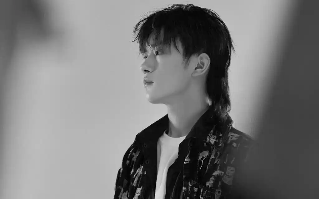 易烊千玺黑白帅气写真,高清图片,电脑桌面-壁纸族