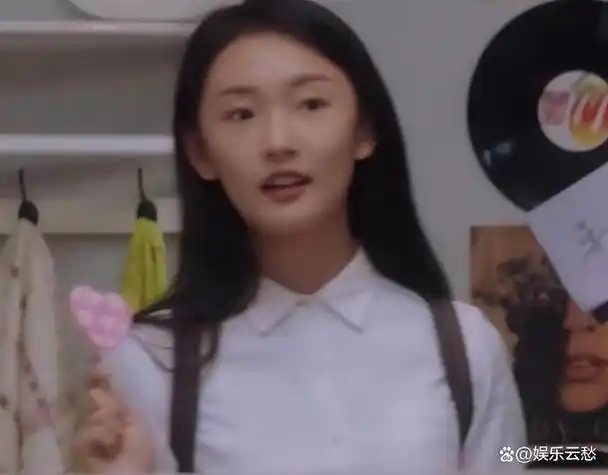 周依然:素颜出镜仍火爆全网,大咖争相合作,张艺谋的话再次应验