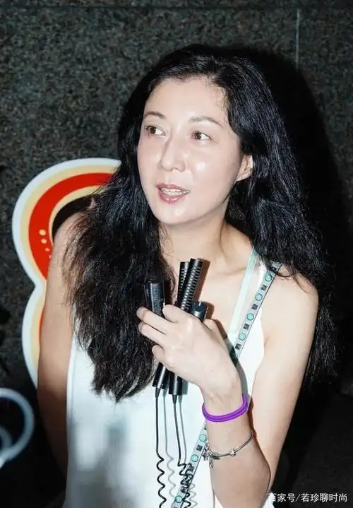 吴绮莉的气质小姑娘都羡慕,穿吊带裙留卷发,不像是70后