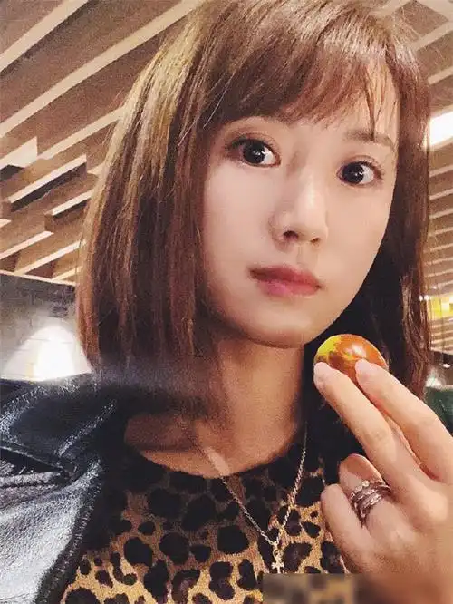 阔太李念晒素颜健身照,皮肤白皙身材好,少女感满满