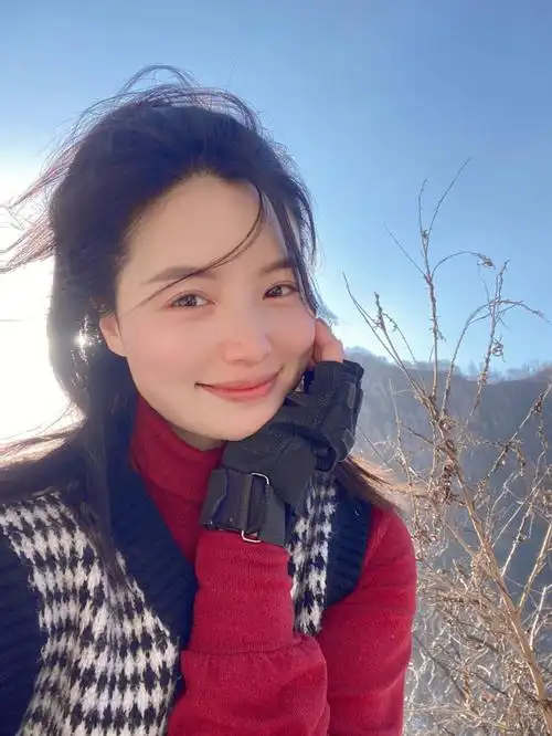 走进大山感觉春天的脚步近了很多,高出的阳光和天空很清澈,沙雕一起