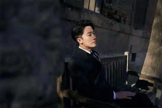 不拍戏就"消失",39岁的黄轩,已然走上了男演员的另一