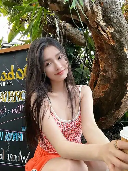 星女郎林允沙滩晒泳装照大秀好身材,回眸微笑甜美可人!