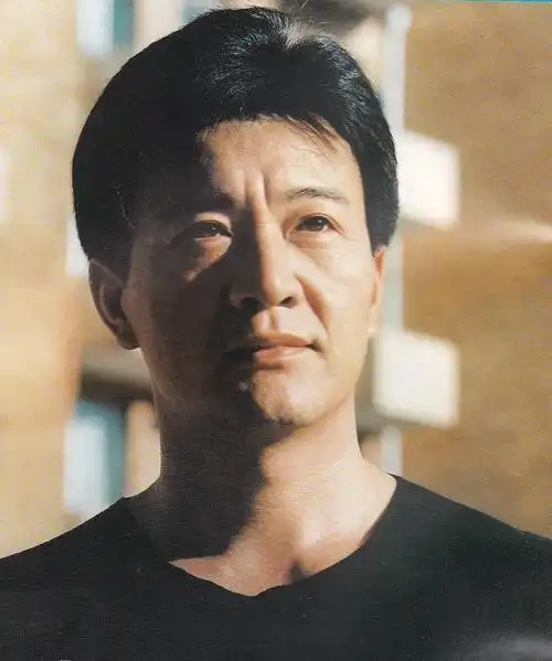 65岁帅气小生周里京妻子被杀害后淡出影视圈如今二婚抹平伤痛