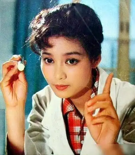 拒绝朱军求婚的妈妈专业户潘虹年轻时真是个明眸皓齿的美人啊