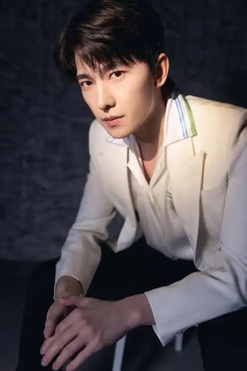 昨日,杨洋作为某品牌代言人亮相品牌活动,一组时尚写真先行曝光.