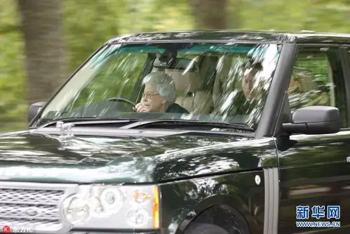 "老司机"英国女王驾驶路虎现身