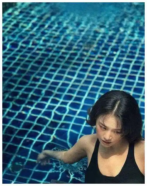 俏皮可爱的马思纯,穿上泳装,短发惊艳亮相_写真_魅力_公益