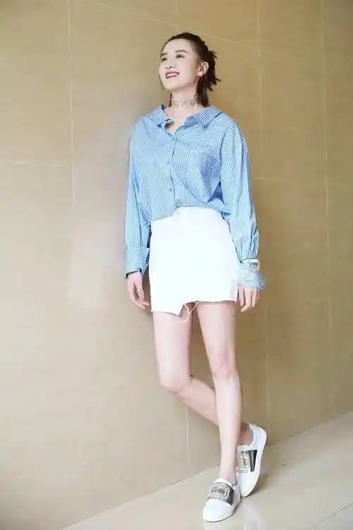 宋佳真会保养穿白色连衣裙配细高跟鞋优雅大气一点不像39岁