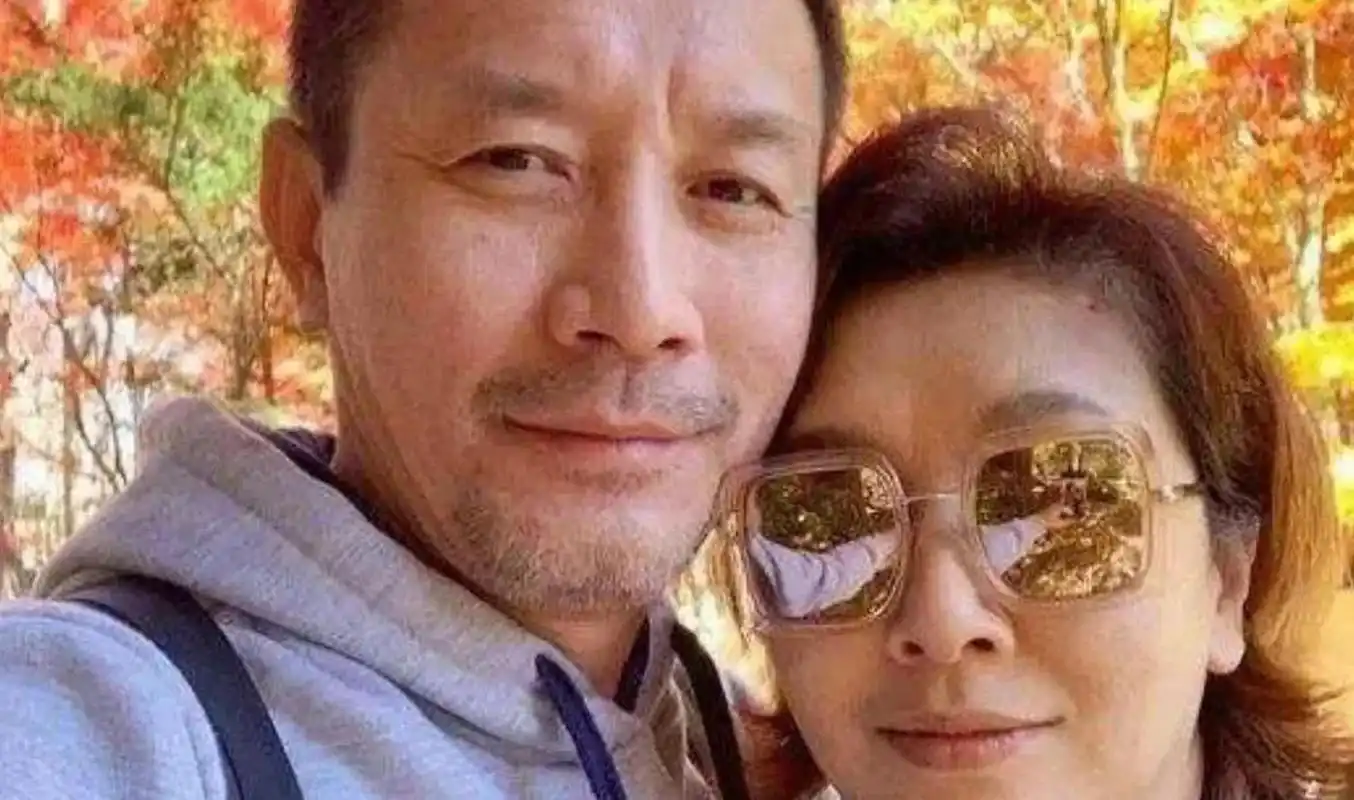 52岁江珊再婚9年的老公,原来是我们熟悉的他,穿衬衫留胡渣男人味十足