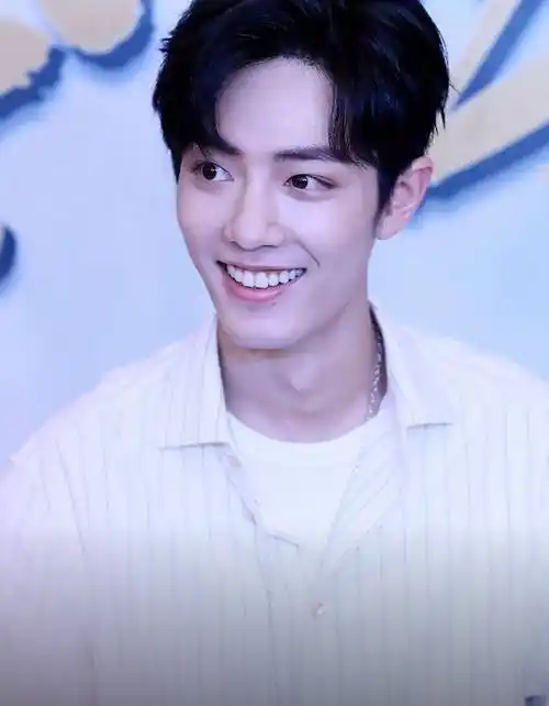 吴宣仪给肖战比心,肖战一脸懵,网友:太远了,你三哥看不清_眼睛_丁笑滢