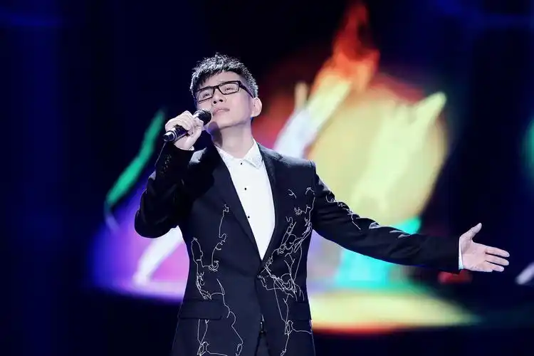 本名王卓实,11月14日出生于中国吉林省吉林市,中国内地流行男歌手