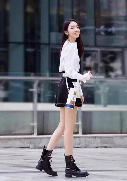 "孟美岐"换了奶奶灰发色更时髦,穿白t恤配阔腿裤,显白显气质_t恤_显得