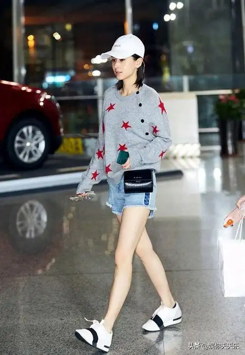 王子文官方身高162,但是节目中自爆身高159,但有网友曾经用合影"测算"