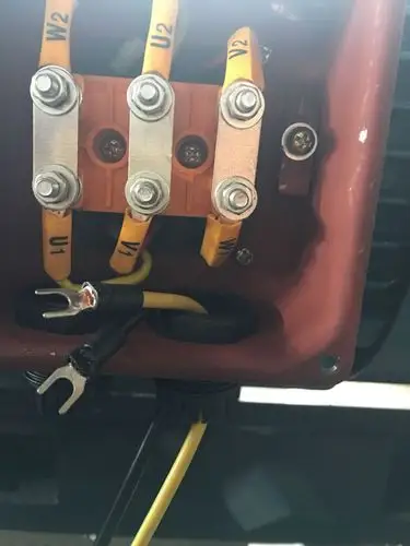 下图电机三根火线接到哪个端子上