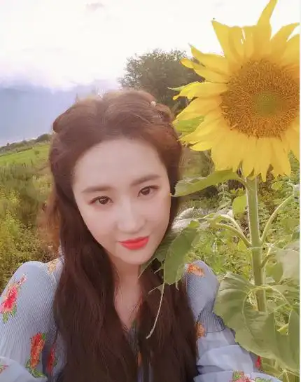 36岁刘亦菲医院拍戏被偶遇,泪眼婆娑楚楚可怜,"女儿"似翻版!