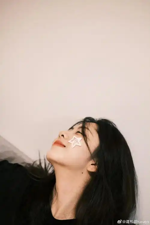 被 @谭松韵seven 随拍的眼妆吸引,好大好亮的眼睛,这个眼线是绿色还是