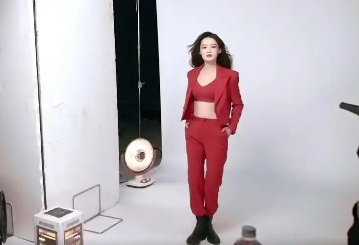 李沁片场工作照火了穿露脐装拍代言写真造型清爽身材傲人