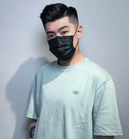 背头发型从来就是一款特别经典时尚的造型,不管在什么时候,它都是时尚