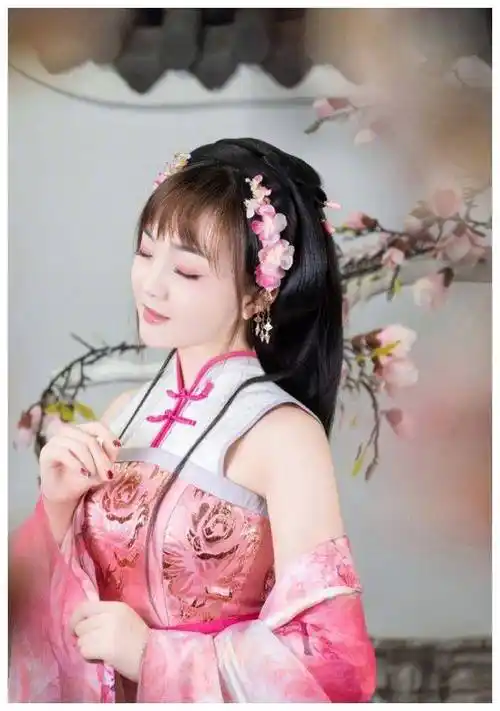 24岁林妙可近照曝光,晒复古写真名媛范儿足,脸上婴儿肥抢镜_照片_风格