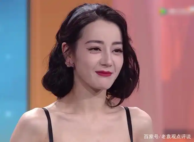 迪丽热巴出席发布会,罕见换短发造型,一不小心美成"在逃公主"