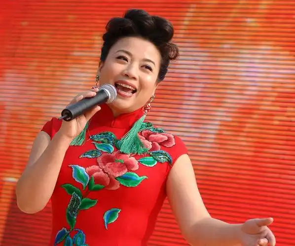 张也近照,先后23次登上央视春晚,如今51岁低调幸福