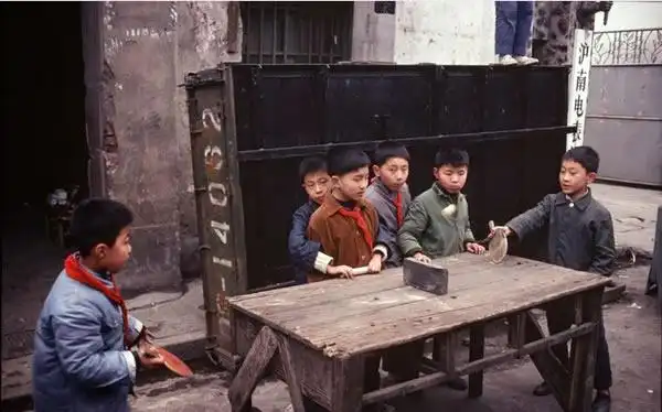 70-80年代珍贵老照片,现代永远见不到的场景!