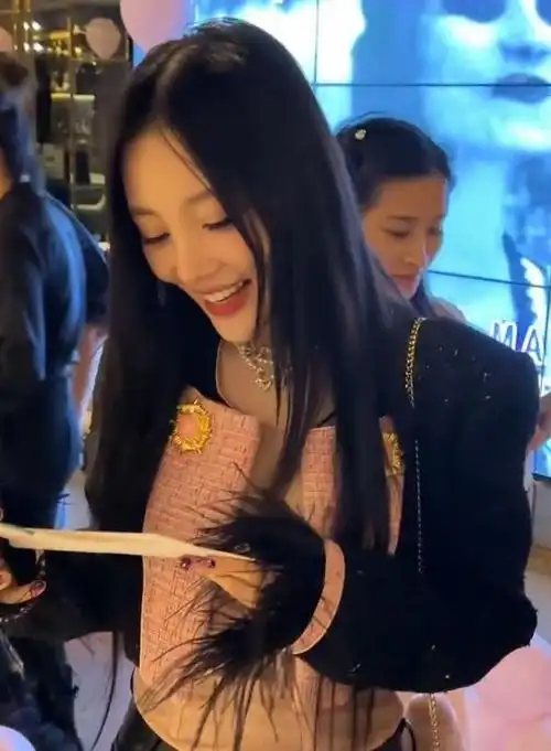 李小璐晒视频庆42岁生日头戴皇冠笑容甜美皮衣短裤身材性感