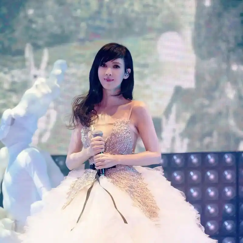 51岁周慧敏演唱会穿白纱戴翅膀 "玉女掌门人"惊艳依旧