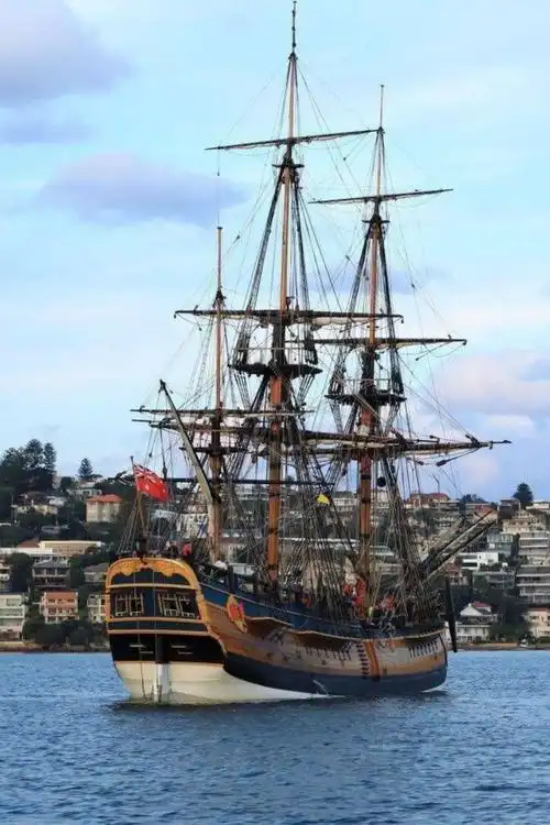 海湾里停泊着一艘古式大型帆船,很吸人眼球.