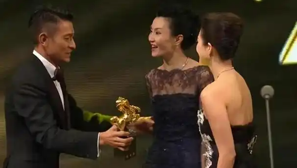 就扯下了章子怡的遮羞布,2001年,香港某颁奖典礼上,梅艳芳与周润发