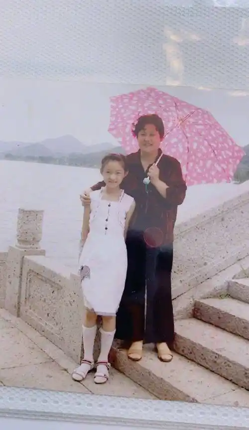 林允和妈妈一起下厨包饺子:祝天下所有的母亲节日快乐_沙发_小时候