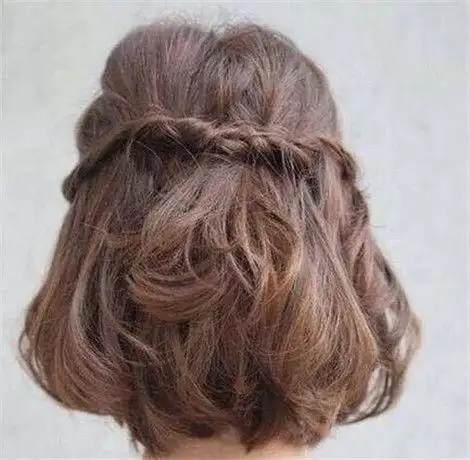 侧边编发方法很多,我就简单介绍几个易学的日常发型.