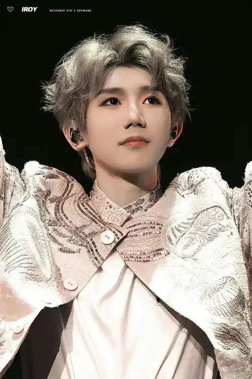 王源头发染了七个半小时##保安让王源出示自己演唱会的工作证