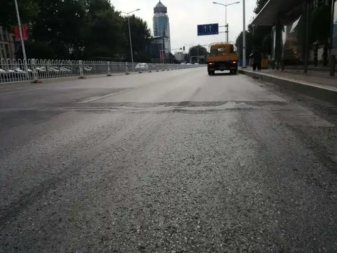 3,国际商都对面公交站台沥青路面车辙.