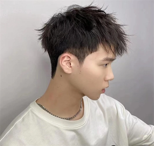 两边掏空的碎盖头设计,结合刘海的薄透轻盈,衬得短发更清爽利落.