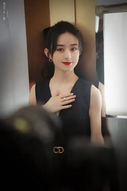 赵丽颖给生活比个耶##赵丽颖的黑色手套