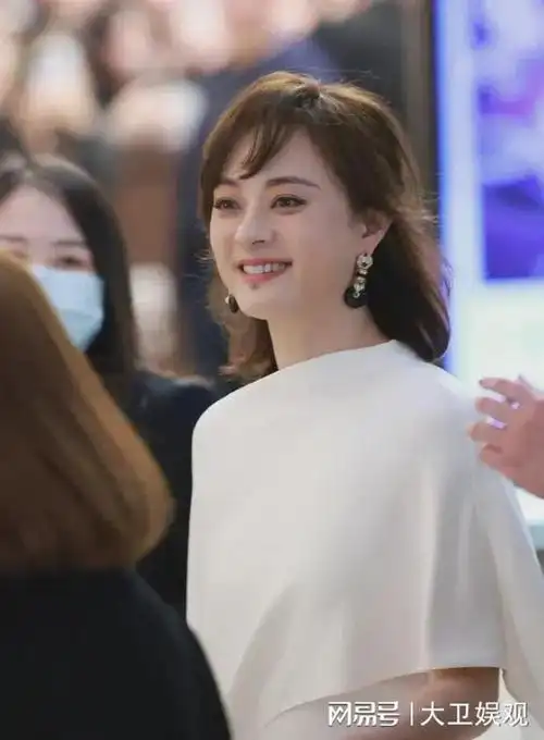 孙俪新造型获赞,一头长发尽显温柔,这次造型师找对了|短发|发型_网易