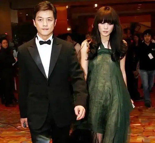 他曾几次从妻子王菲那里借款,王菲为了挽救丈夫,不惜将自己的房子卖掉