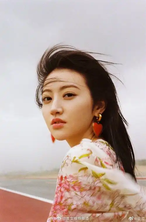 景甜穿碎花长裙显窈窕身材 对镜撩发爱心耳环实力抢眼