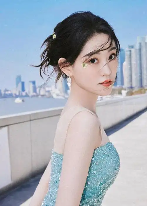 祝绪丹浅绿色开叉长裙